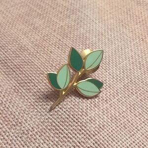 Elegant Hemleva Gold and Green Leaf Pin Broach